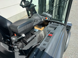 Discover the powerful and energy-efficient Mitsubishi FB50CN electric forklift—available now at Forx, your trusted partner in professional material handling solutions.